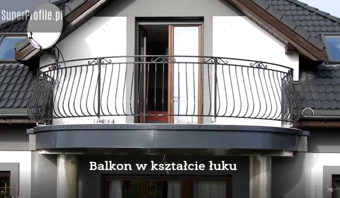 Balkon w kształcie łuku.png